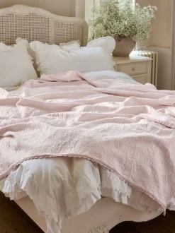 Kussentjes En Plaids|Kussentjes En Plaids|Shabby Chic by Rachel Ashwell® Textuur Bloemen Matelasse Bedloper Roze