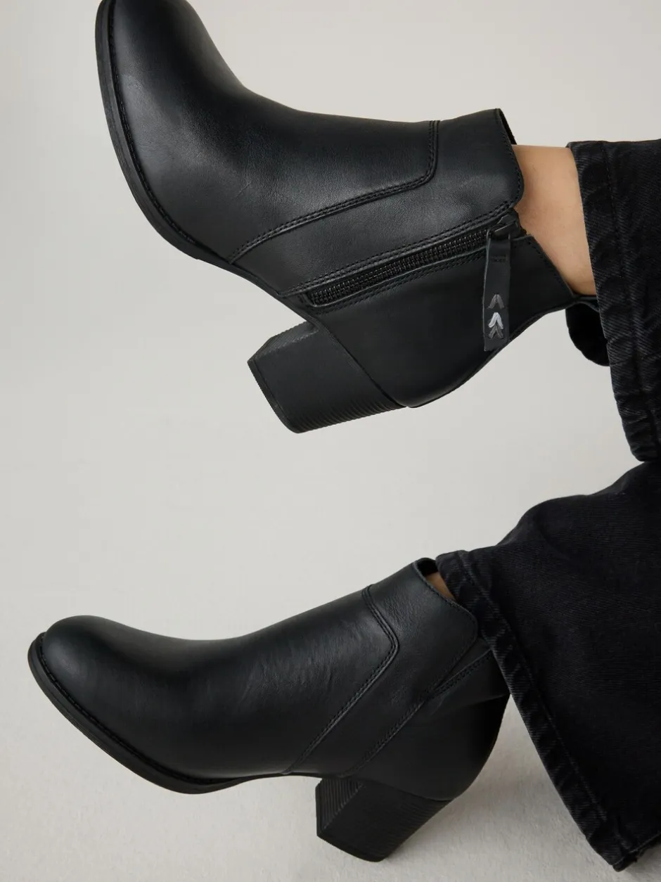 Boots*Skechers Taxi Ankle Boots