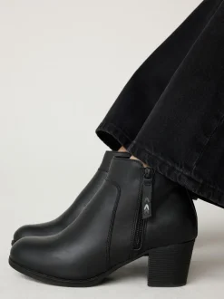 Boots*Skechers Taxi Ankle Boots