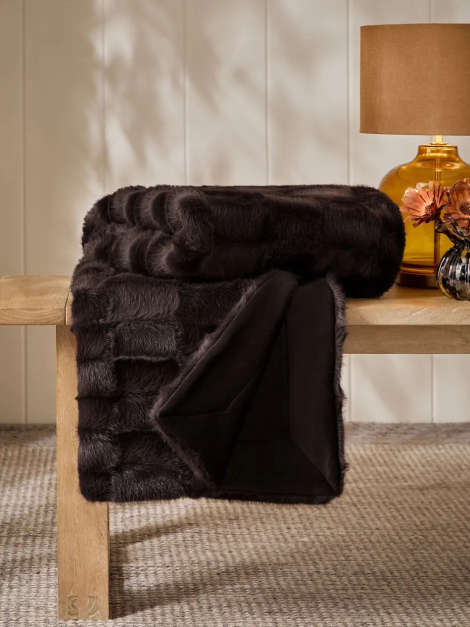 Kussentjes En Plaids|Kussentjes En Plaids|Next Sprei met ruit van imitatiebont met textuur Chocoladebruin