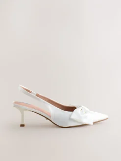 Schoenen Met Hakken*Next - Forever Comfort® Bruiloft hakken met hielbandje van satijn, met strik en spitse neus Wit