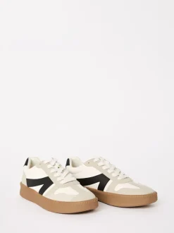 Ruimvallend En Extraruimvallend|Sneakers|Friends Like These - Lace Up Retro Gumsole Sports Trainers Wit