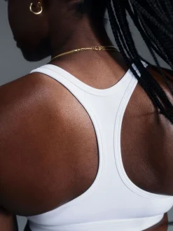 Beha's|Sportkleding|Nike - Swoosh sportbeha met lichte ondersteuning Wit