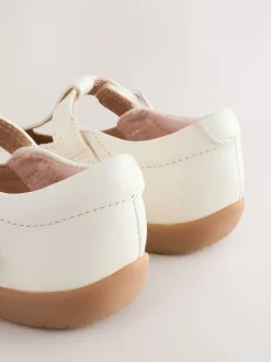 Babyschoenen|Next - First Walker schoenen met klittenband en T-bandje Wit leer