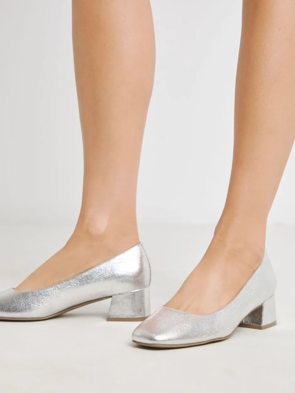 Ruimvallend En Extraruimvallend|Schoenen Met Hakken|JD Williams - Heavenly Soles By Low Block Heels Court Shoes Zilver