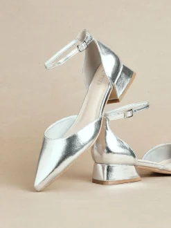 Ruimvallend En Extraruimvallend|Lage Schoenen|Linzi - Dolly pumps met lage blokhak en wijde pasvorm Zilver
