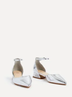 Ruimvallend En Extraruimvallend|Lage Schoenen|Linzi - Dolly pumps met lage blokhak en wijde pasvorm Zilver