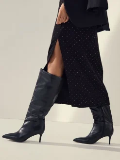 Boots*Next - Forever Comfort® - Kniehoge laarzen met spitse neus en slappe hak Zwart