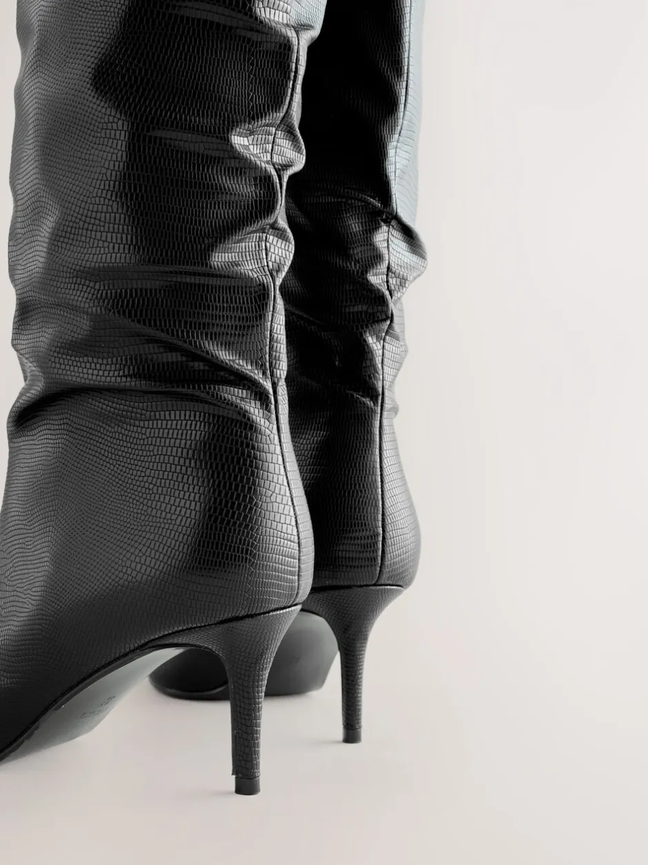 Boots*Next - Forever Comfort® - Kniehoge laarzen met spitse neus en slappe hak Zwart