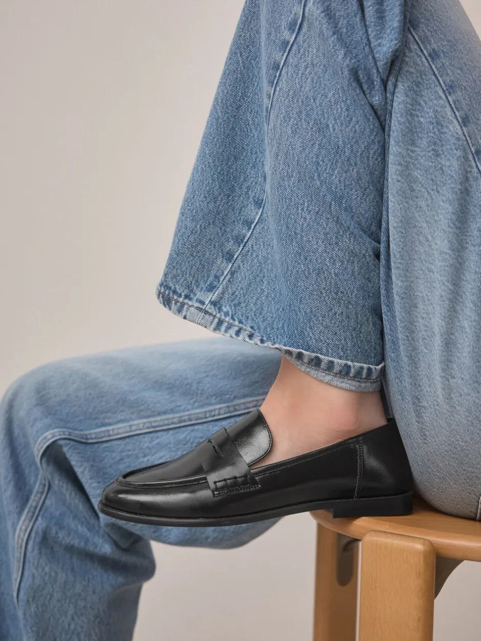 Ruimvallend En Extraruimvallend|Lage Schoenen*Next - Forever Comfort® Penny loafers met ronde neus Zwart
