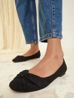 Lage Schoenen|Friends Like These - Ballerina's met gedraaide details en ronde neus Zwart