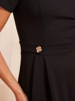 Jurken|Friends Like These - Getailleerde midi-jurk met tabdetail en korte mouwen Zwart