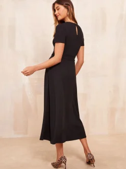 Jurken|Friends Like These - Getailleerde midi-jurk met tabdetail en korte mouwen Zwart