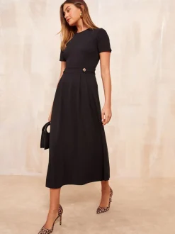 Jurken|Friends Like These Zwart - Getailleerde midi-jurk met tabdetail en korte mouwen