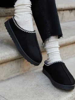 Pantoffels|Linzi - Tana Faux Suede Slip-On Slippers Zwart
