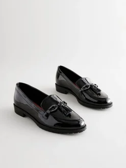 Lage Schoenen|Ruimvallend En Extraruimvallend|Next - Patent kwastje hardware detail Instappers Zwart