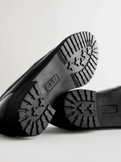 Lage Schoenen|Ruimvallend En Extraruimvallend|Next - Patent kwastje hardware detail Instappers Zwart