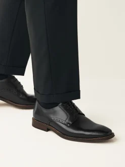 Formele Schoenen|Next - Standaard pasvorm - Leren derbyschoenen met contrasterende zool Zwart