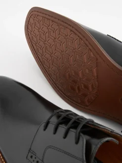 Formele Schoenen|Next - Standaard pasvorm - Leren derbyschoenen met contrasterende zool Zwart