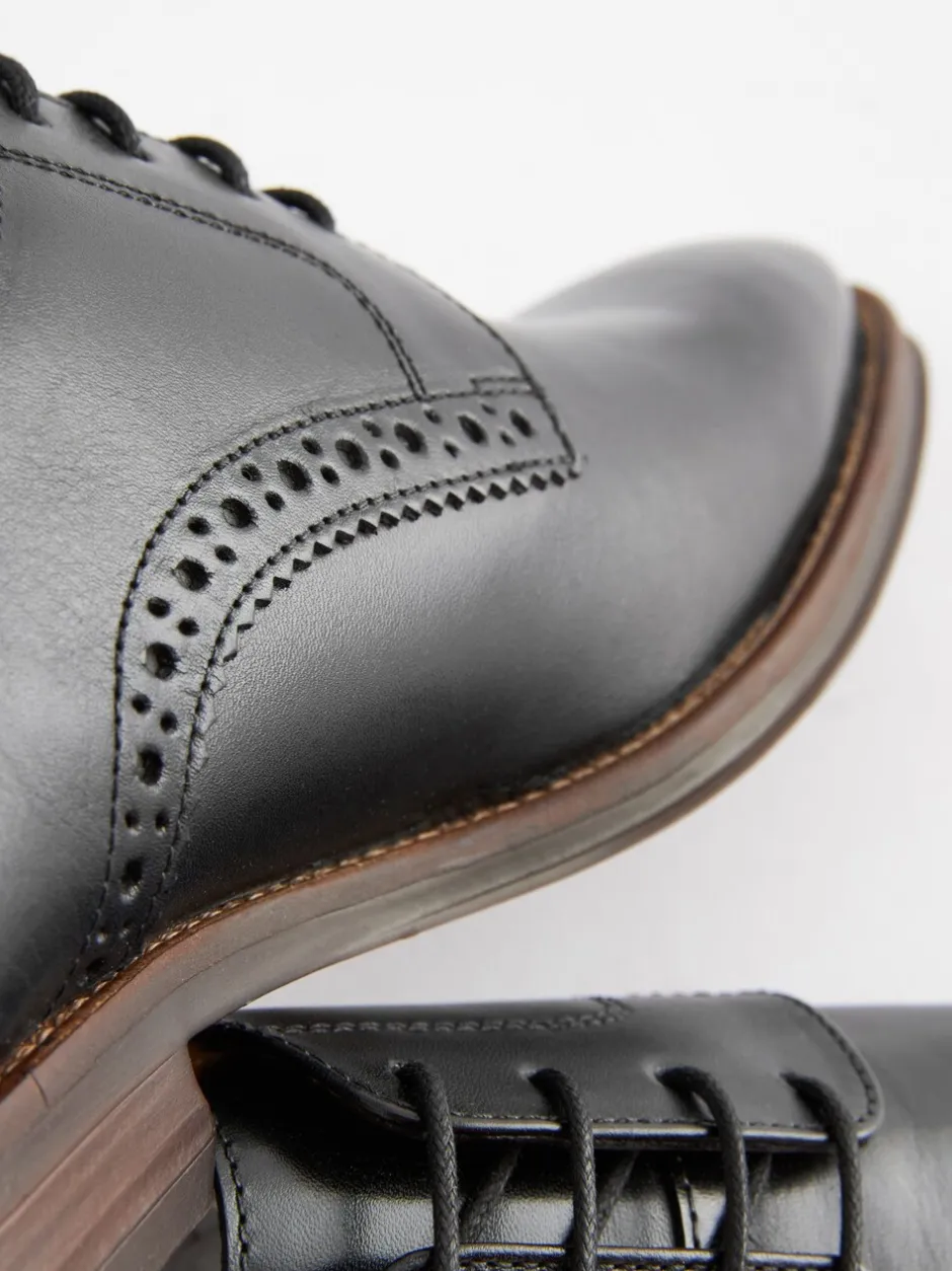 Formele Schoenen|Next - Standaard pasvorm - Leren derbyschoenen met contrasterende zool Zwart