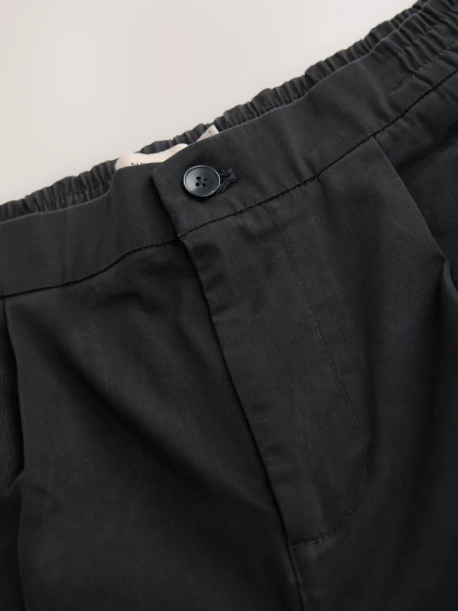 Broeken En Chino's*Next - Standaard toelopende pasvorm - Pleated Stretch Chinos Trousers With Elasticated Waist Zwart