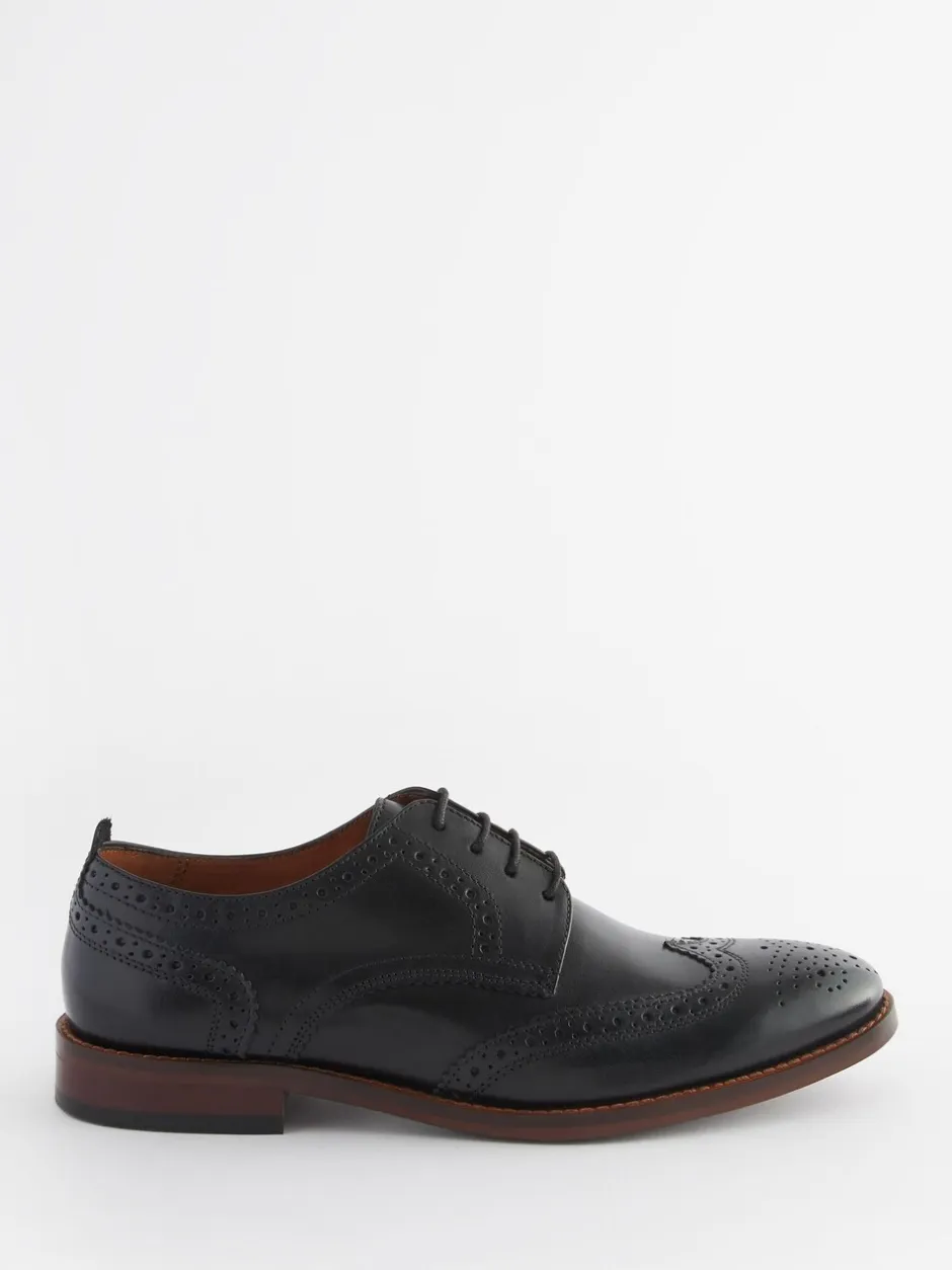 Schoenen|Formele Schoenen|Next - Wijde pasvorm - Brogues van leer met contrasterende zool Zwart