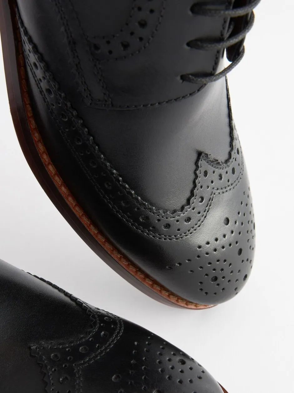 Schoenen|Formele Schoenen|Next - Wijde pasvorm - Brogues van leer met contrasterende zool Zwart