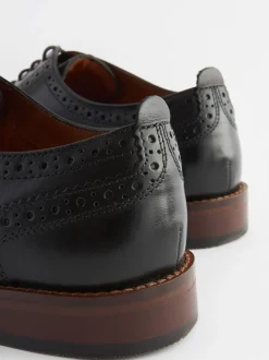 Schoenen|Formele Schoenen|Next - Wijde pasvorm - Brogues van leer met contrasterende zool Zwart