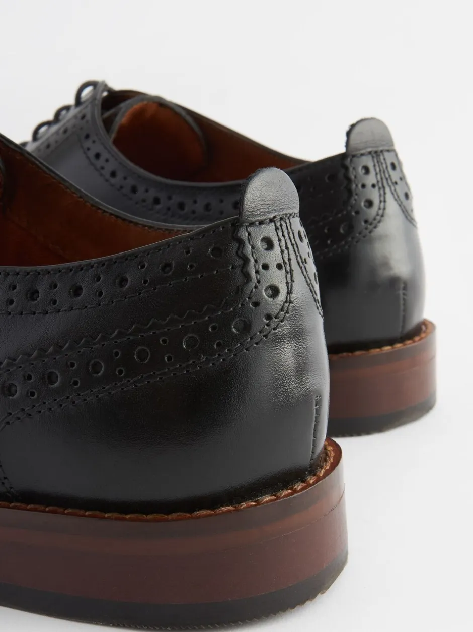 Schoenen|Formele Schoenen|Next - Wijde pasvorm - Brogues van leer met contrasterende zool Zwart