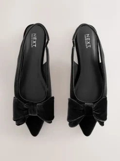 Lage Schoenen*Next - Forever Comfort® ballerina's met strik, spitse neus en hielbandje Zwart fluweel