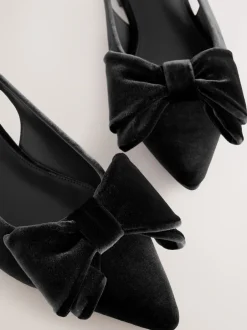 Lage Schoenen*Next - Forever Comfort® ballerina's met strik, spitse neus en hielbandje Zwart fluweel