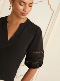 Tops En T-Shirts|Love & Roses - V-hals jersey T-shirt Zwart hartvormige kant inzetstuk