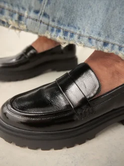 Ruimvallend En Extraruimvallend|Lage Schoenen|Next - Loafers met dikke zool Zwart lak
