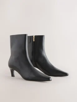 Ruimvallend En Extraruimvallend|Boots|Next - Forever Comfort® enkellaarsjes met hak en spitse neus Zwart leer