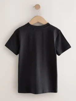 T-Shirts|Tops|Next Zwart met auto - T-shirt met normale pasvorm, korte mouwen en all-over print (3-16jr)