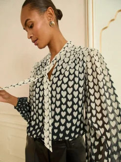 Blouses En Overhemden|Love & Roses Zwart met hartjesprint - blouse met lange mouwen en striksluiting
