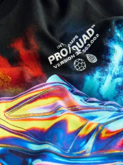T-Shirts|Tops|Next Zwart met voetbal - T-shirt met normale pasvorm, korte mouwen en all-over print (3-16jr)