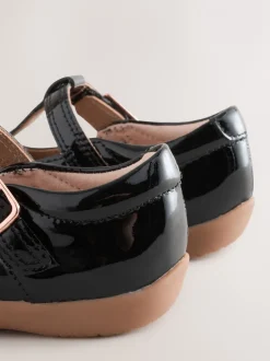 Eerste Schoentjes*Next - First Walker schoenen met klittenband en T-bandje Zwart patentleer