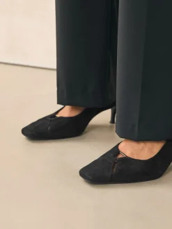 Ruimvallend En Extraruimvallend|Schoenen Met Hakken|Next - Leren slingbackhakken met uitsnijdingen en hardwaredetails Zwart suède