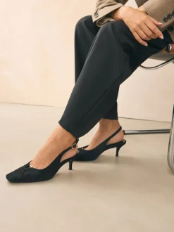 Ruimvallend En Extraruimvallend|Schoenen Met Hakken|Next - Leren slingbackhakken met uitsnijdingen en hardwaredetails Zwart suède
