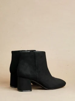 Ruimvallend En Extraruimvallend|Linzi - Alba Wide Fit Block Heeled Ankle Boots Zwart suède