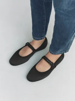 Lage Schoenen*Next - Forever Comfort Round Toe Buckle Detail Mary Jane Shoes Zwarte satijn
