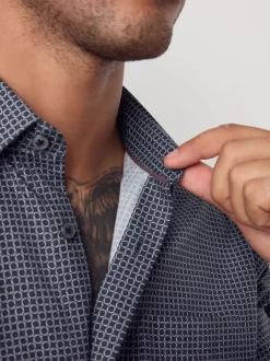 Shirts*Next - Overhemd met lange mouwen en print Zwart/goudkleurige schakel