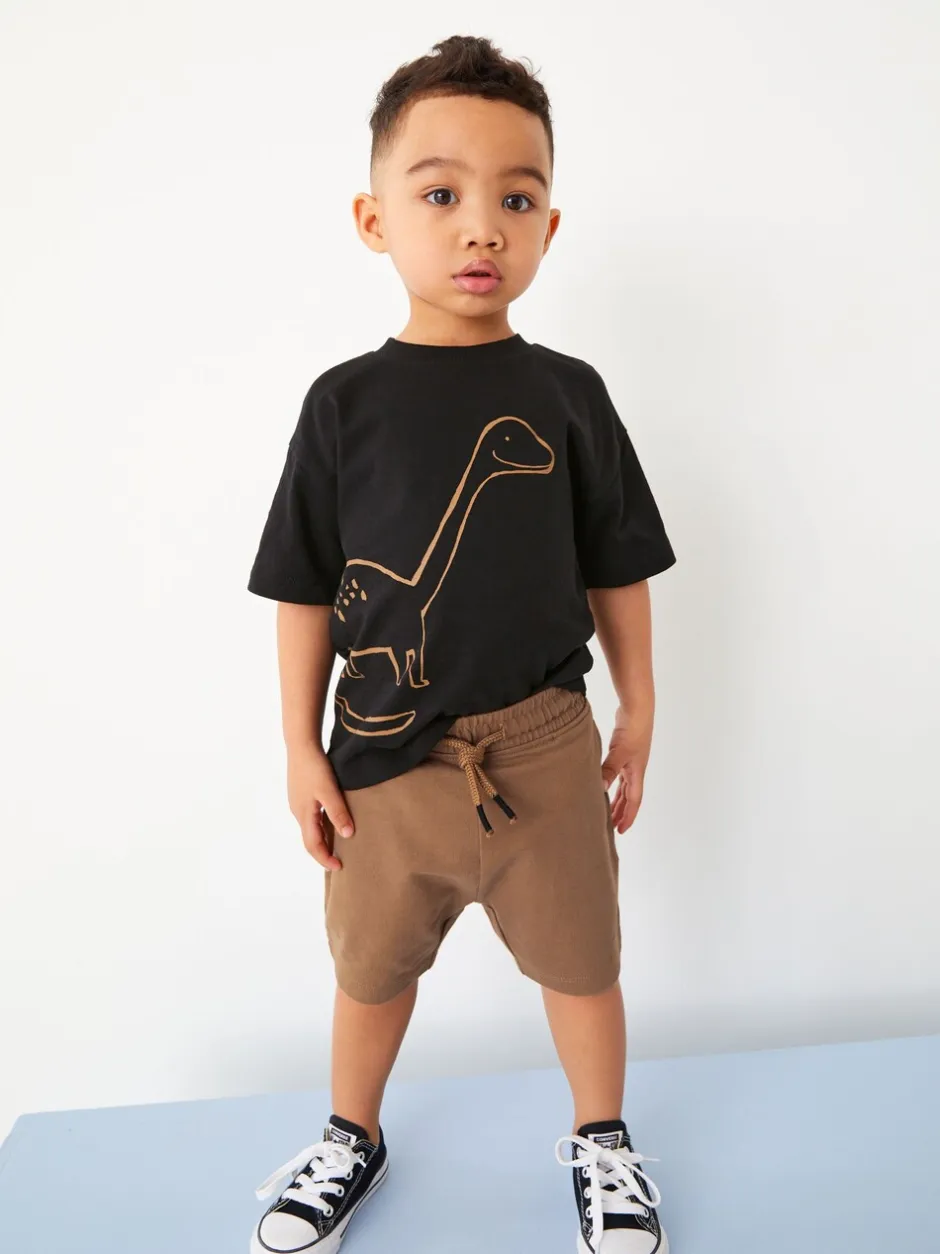 Tops|Sets En Combisets|Next - Set van 2 T-shirts met korte mouwen en shorts (3 mnd - 7 jr) (3 mnd - 7 jr) Zwart/lichtbruine dinosaurus