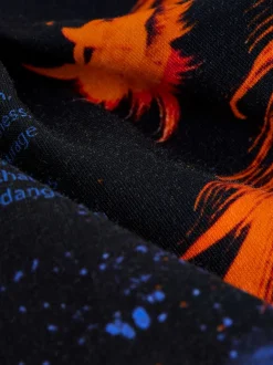 T-Shirts|Tops*Next Zwart/Oranje draak - T-shirt met normale pasvorm, korte mouwen en all-over print (3-16jr)